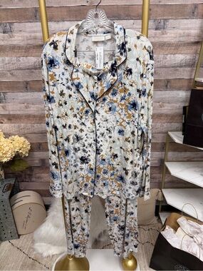NWT White Floral Linen Donatella Long Sleeve Top And Bottom